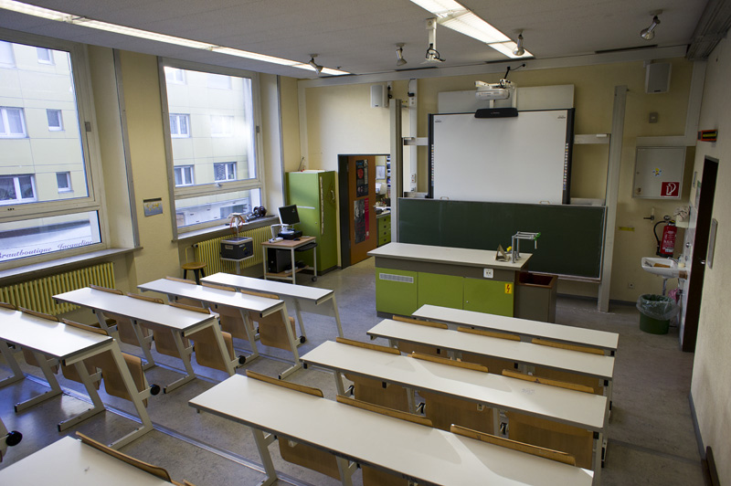 Raum 106 ist ein Unterrichtsraum mit interaktivem Smartboard.
