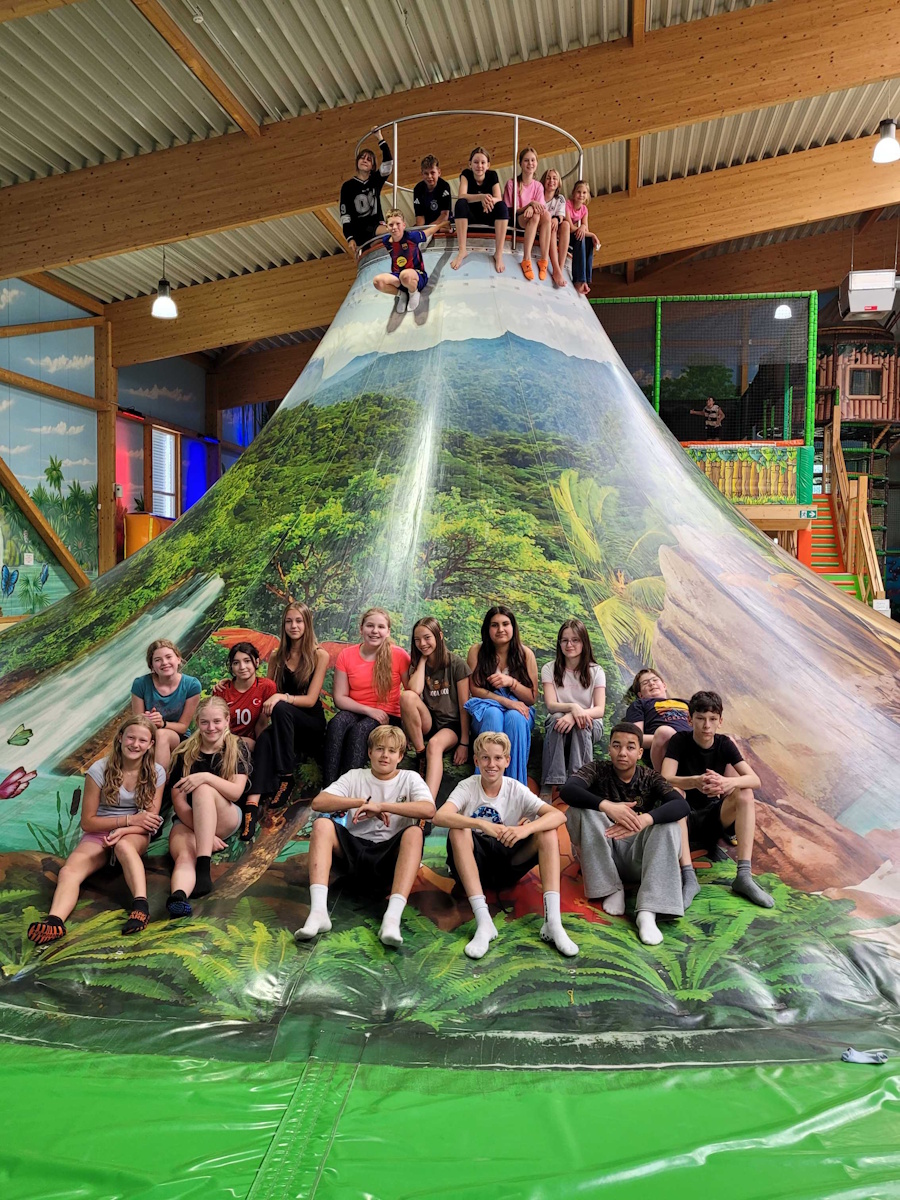 7b im Kibungu (mit Frau Pfennings und Herrn Ernau) Image