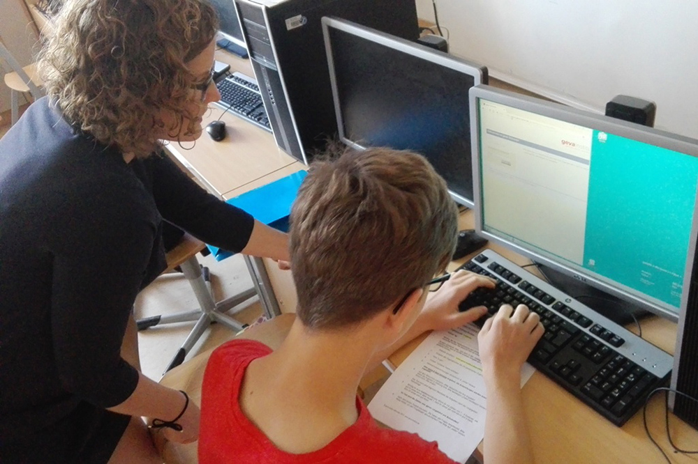 Dorothee Riegner vom Steinbeis-Zentrum Pforzheim unterstützt einen Schüler beim geva-Test.