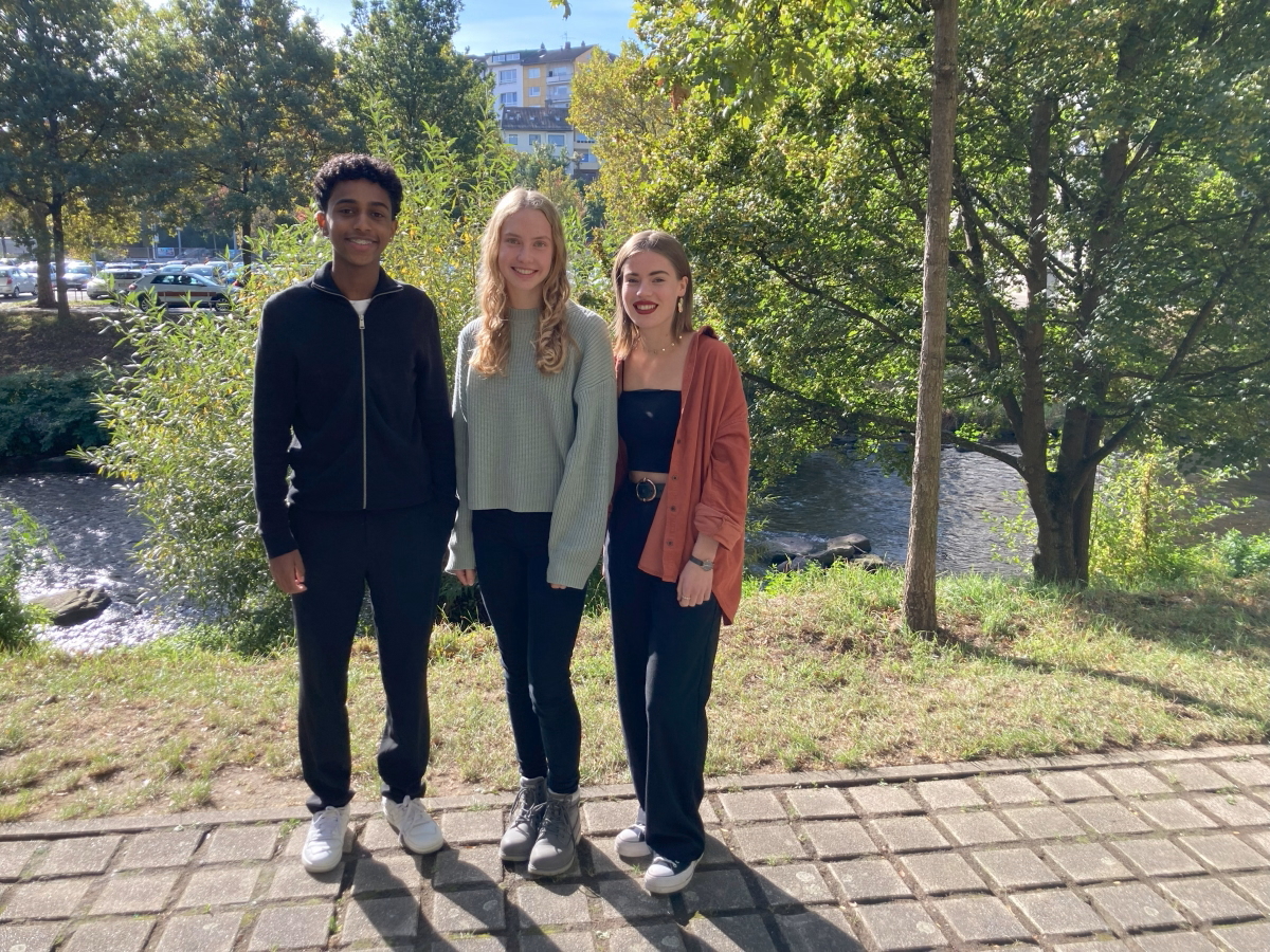 Schülersprecherin: Julina Stern 11a (Mitte) Stellvertreter:in: Nahom Asfaw (10b), Hanna Mann (JS2) Image