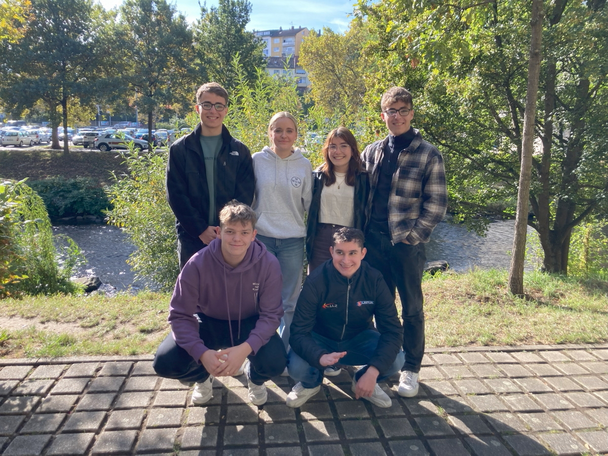 Veranstaltungsreferent:innen: Etienne Frank (JS2), Mia-Sophie Schaub (11c), Celia Rodriguez (11b), Patrice Frank (JS2), Simon Faas (JS2), Daniel Baumeister (JS2), Florian Wolfinger (11c) Image